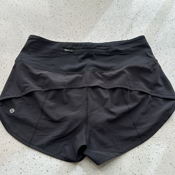High rise 2.5” Lululemon speed up shorts - Picture 2 of 6